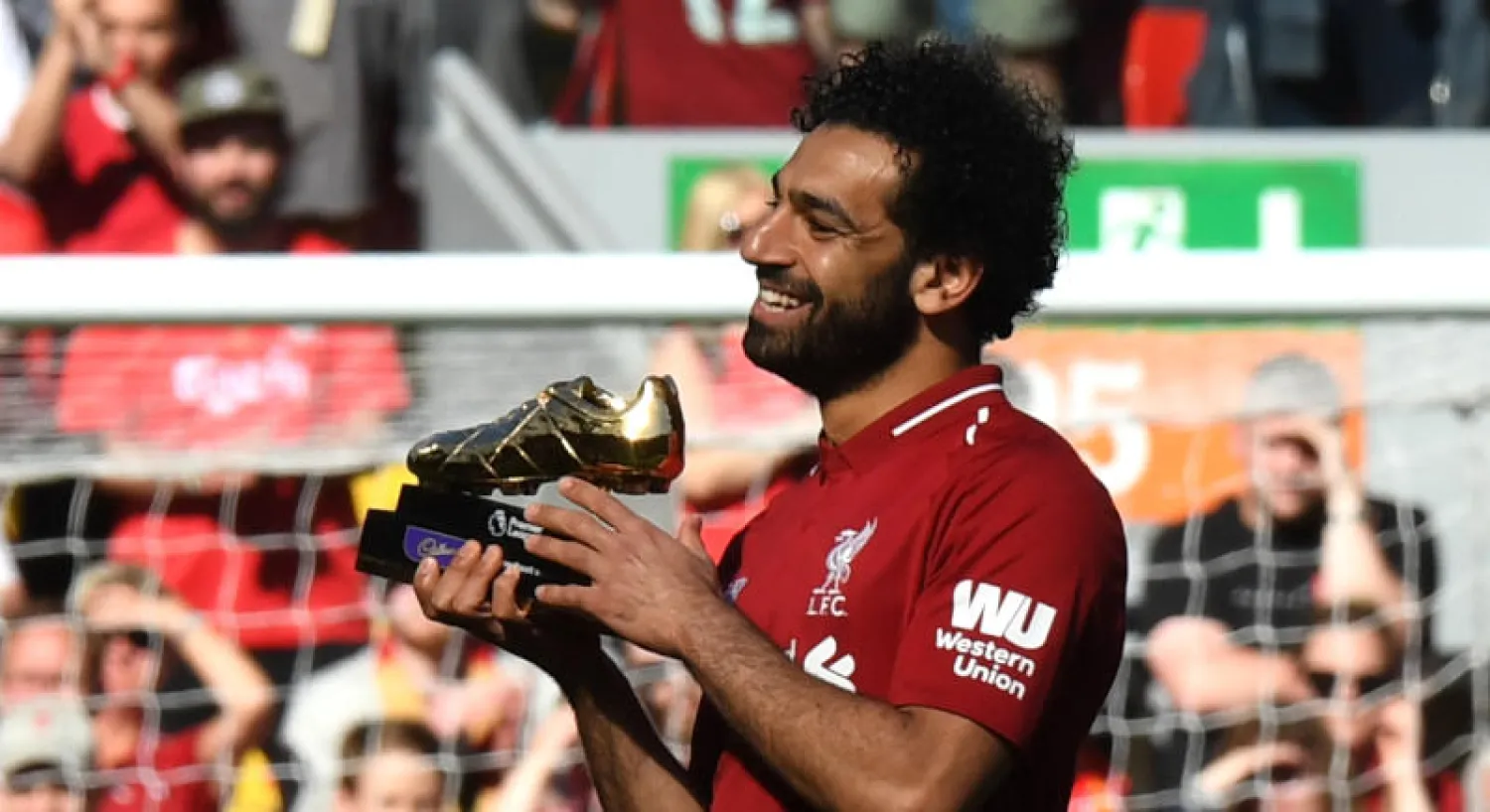 محمد صلاح يحتفل بعد فوزه بالحذاء الذهبي للدوري الإنجليزي (أ.ف.ب)