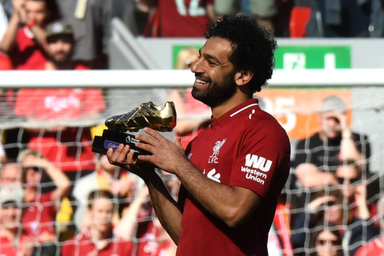 محمد صلاح يحتفل بعد فوزه بالحذاء الذهبي للدوري الإنجليزي (أ.ف.ب)