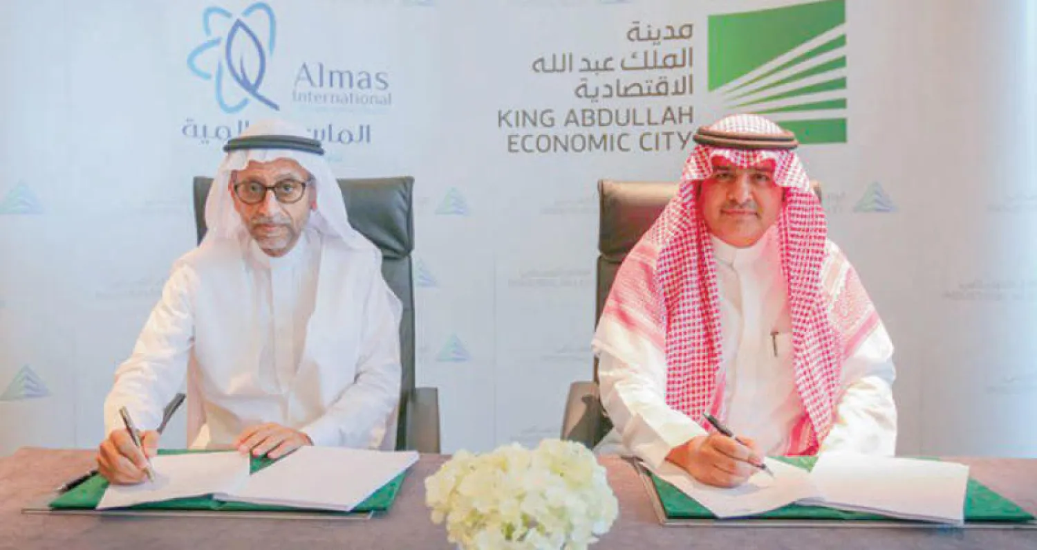 جانب من توقيع العقد أمس