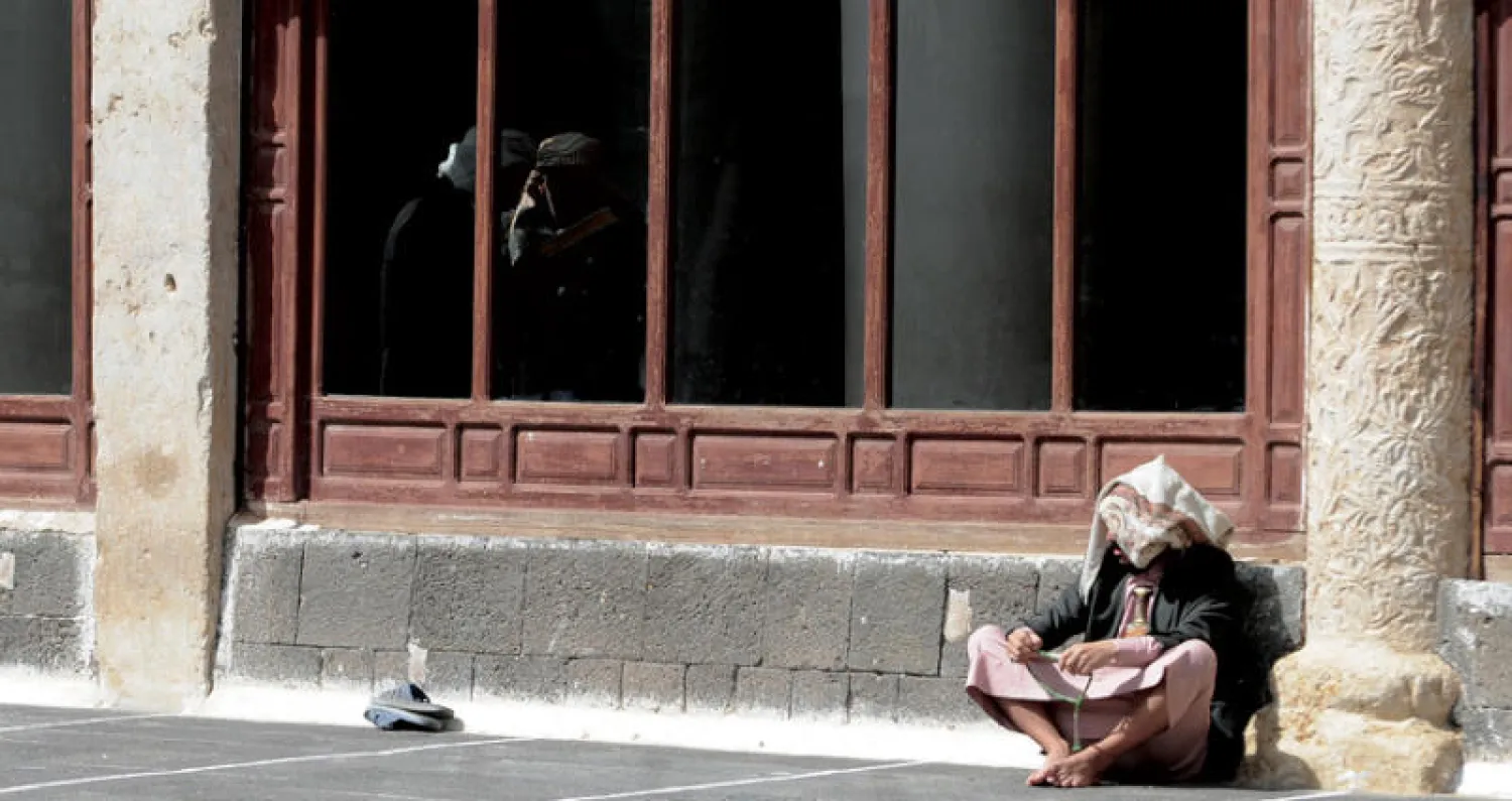 يمني يجلس إلى جوار مسجد في صنعاء أمس (غيتي)
