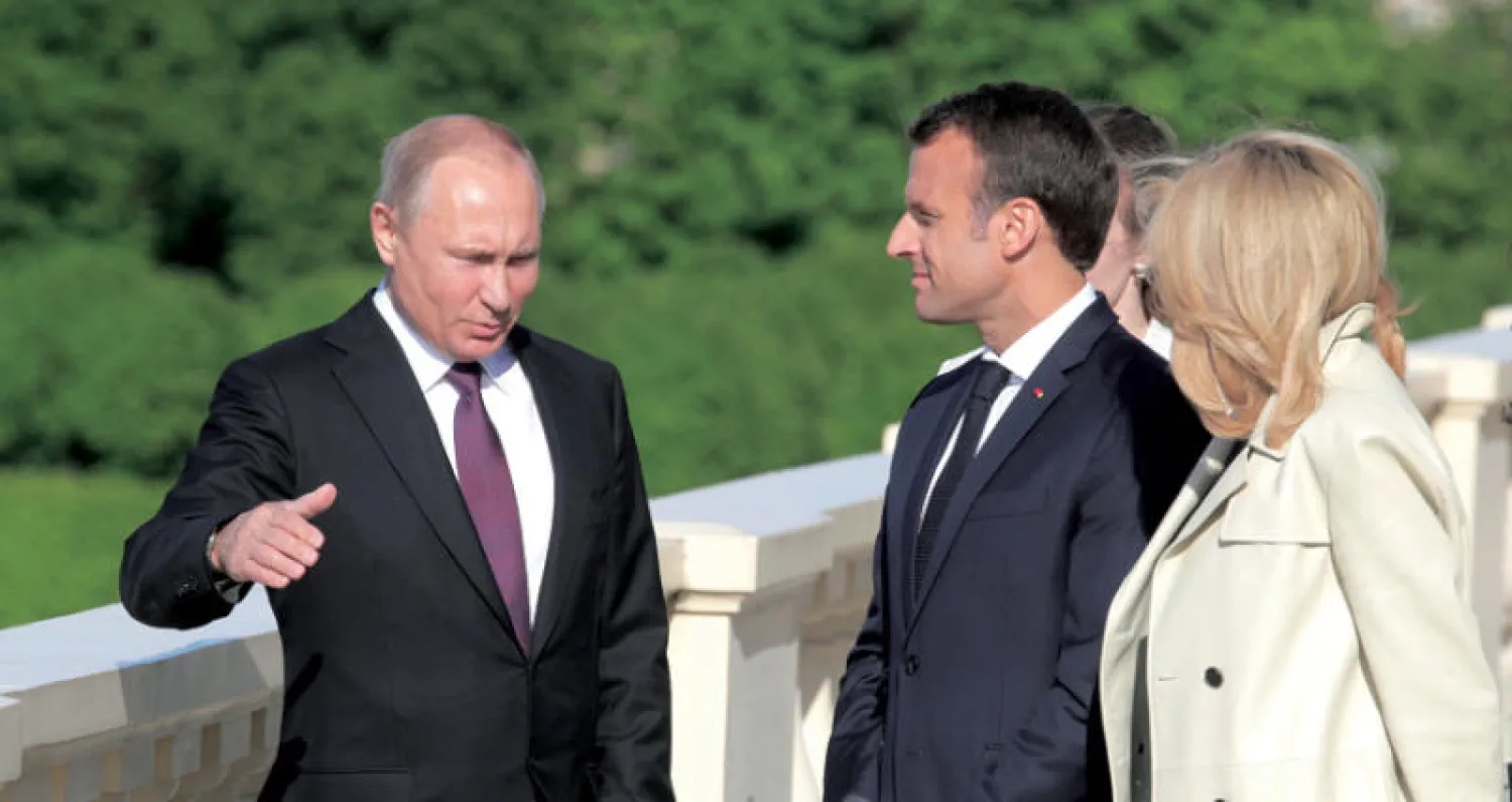 بوتين يتحدث إلى ماكرون خلال لقاء سان بطرسبورغ أمس (أ.ب)