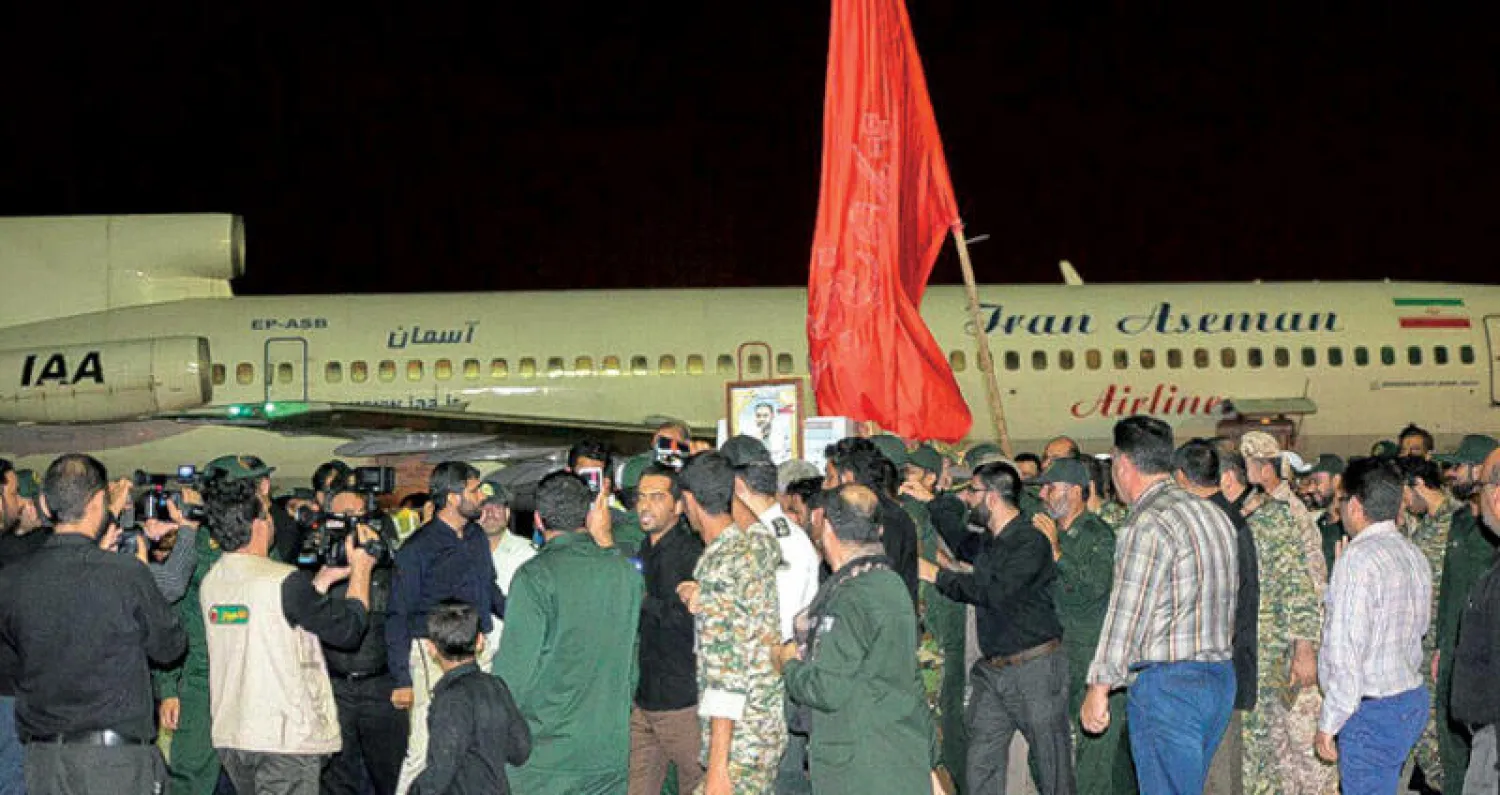 جانب من عملية نقل جثث قتلى {الحرس الثوري} من سوريا يُظهر استخدام طائرة من شركة «اسمان» لدى وصولها إلى طهران (طهران برس)