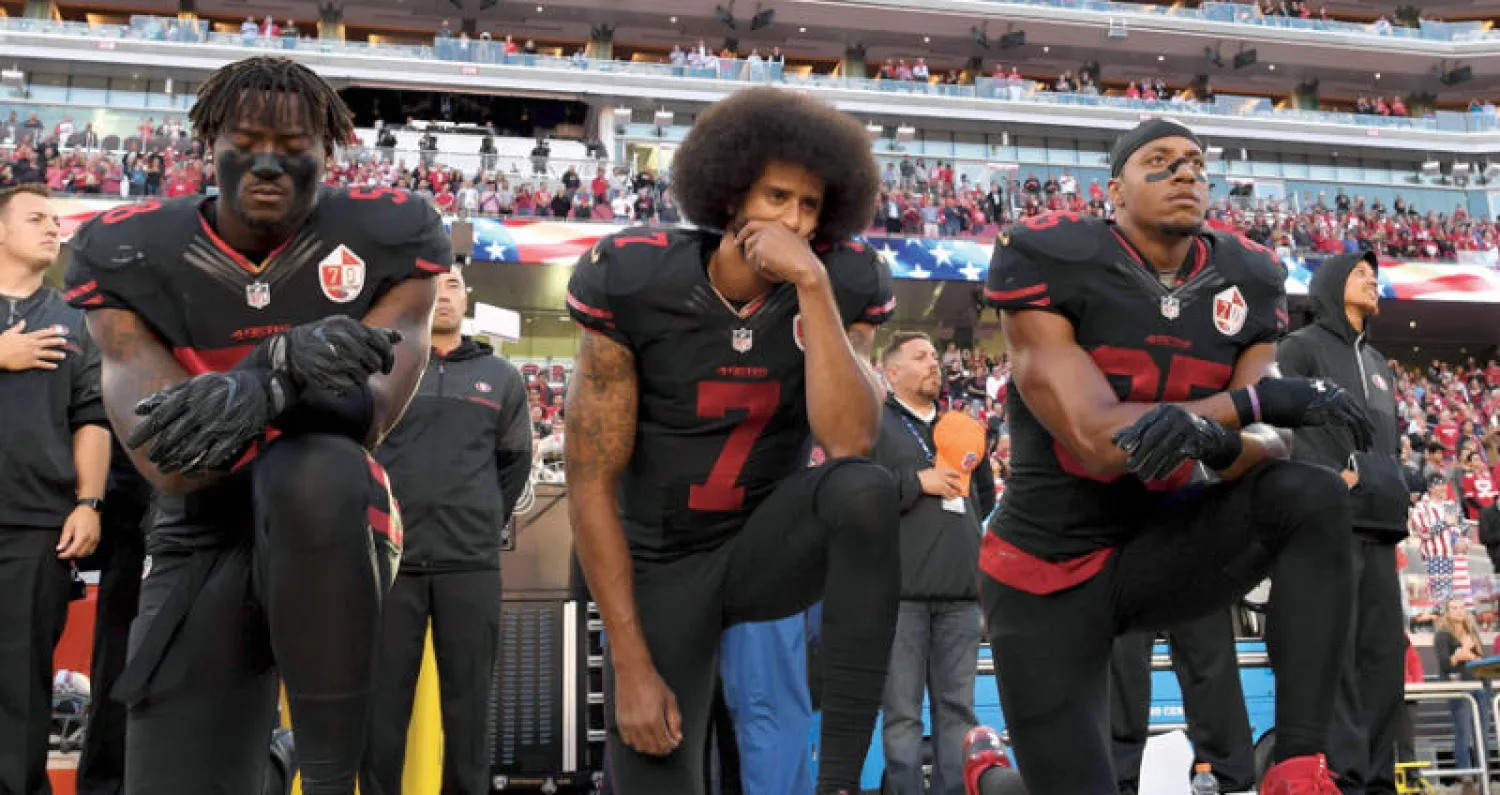 صورة أرشيفية لرياضيين يركعون خلال النشيد الوطني الأميركي بملعب سانتا كلارا في كاليفورنيا في أكتوبر الماضي (أ.ف.ب)