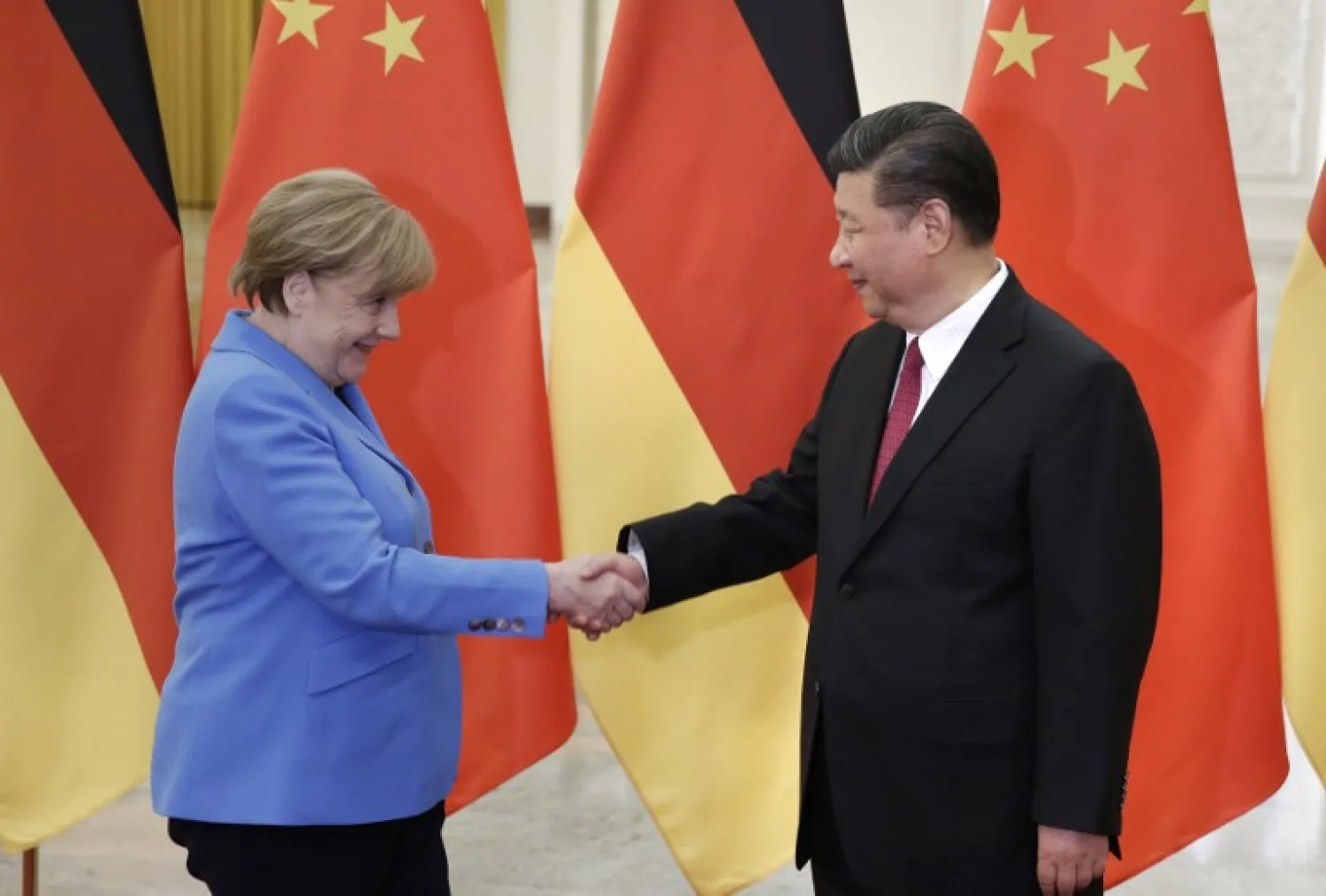 China's President Xi Jinping (R) meets German Chancellor Angela Merkel at the Great Hall of the People in Beijing on May 24, 2018.  JASON LEE / POOL / AFP