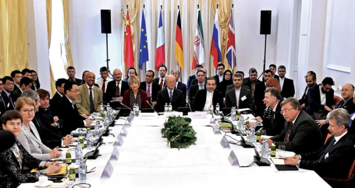 اللجنة المشتركة في الاتفاق النووي تعقد اجتماعاً برئاسة مساعدة مسؤولة السياسة الخارجية في الاتحاد الأوروبي هلغا شميد وحضور أمين عام وكالة الطاقة الدولية يوكيا أمانو في فندق بوسط فيينا (أ.ف.ب)