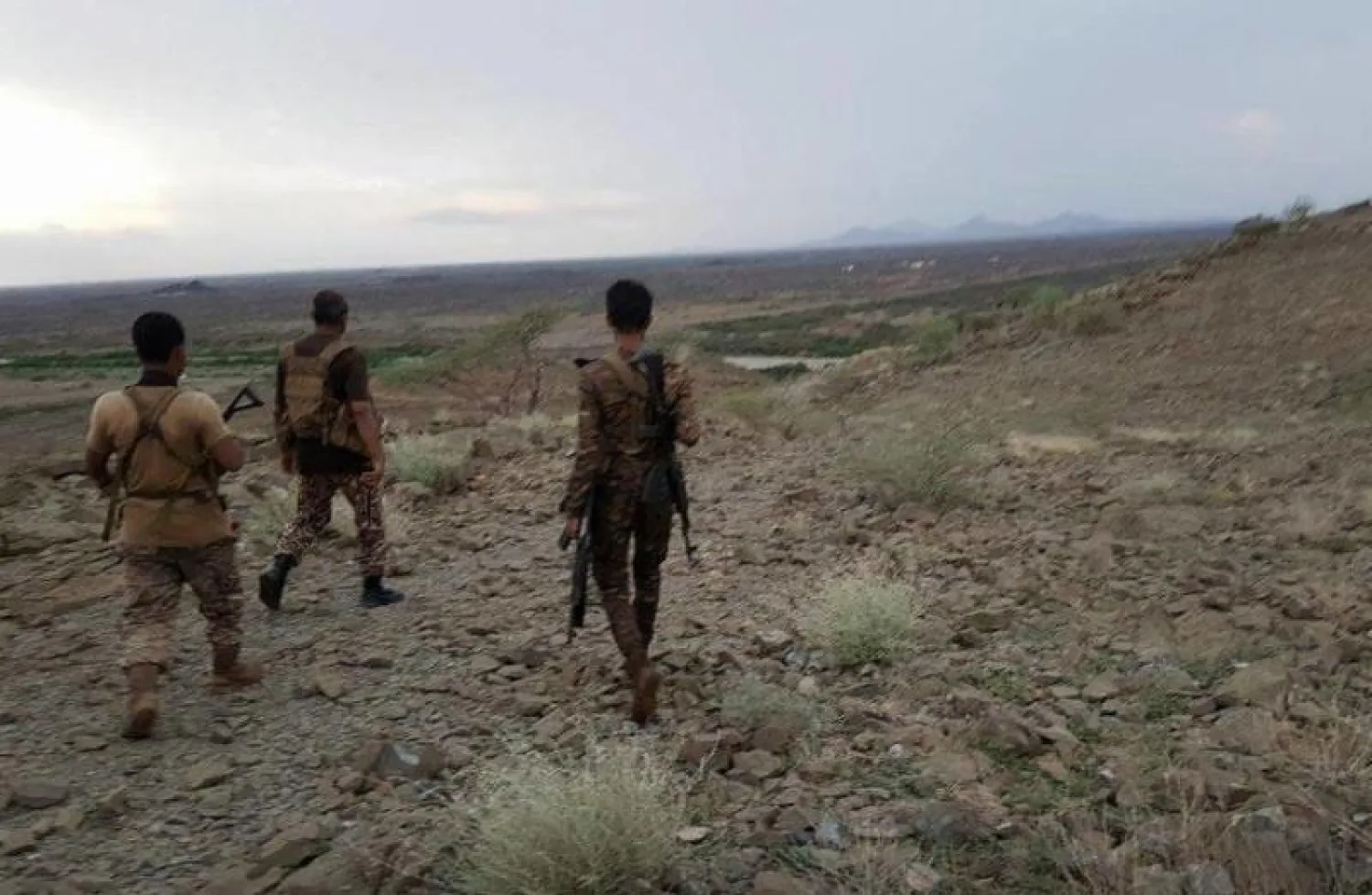 أرشيفية لعناصر من الجيش الوطني اليمني قرب مدينة خلال تحرير مناطق مجاورة لمدينة حرض (المركز الإعلامي للقوات المسلحة)