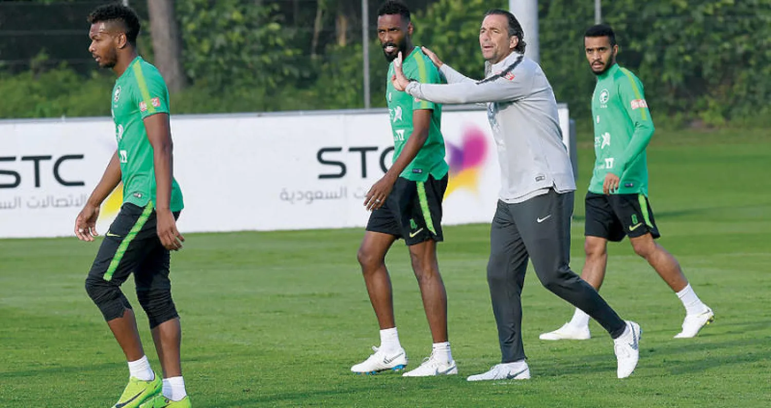 بيتزي خلال إشرافه على تدريبات الأخضر في معسكر سويسرا («الشرق الأوسط»)