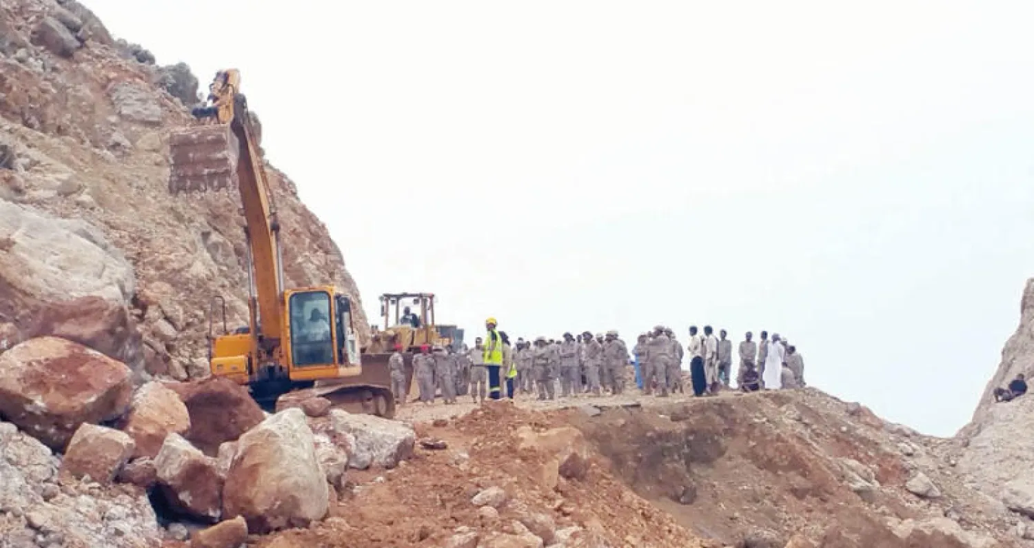 جنود سعوديون يعيدون بناء طريق تضرر من الإعصار الذي ضرب سقطرى (رويترز)