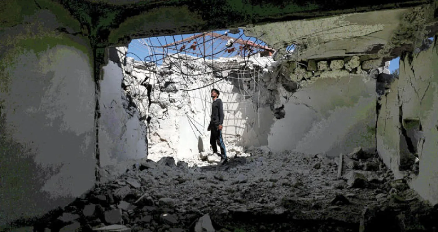 يتفقد منزله المدمر في بصر الحرير في درعا (رويترز)