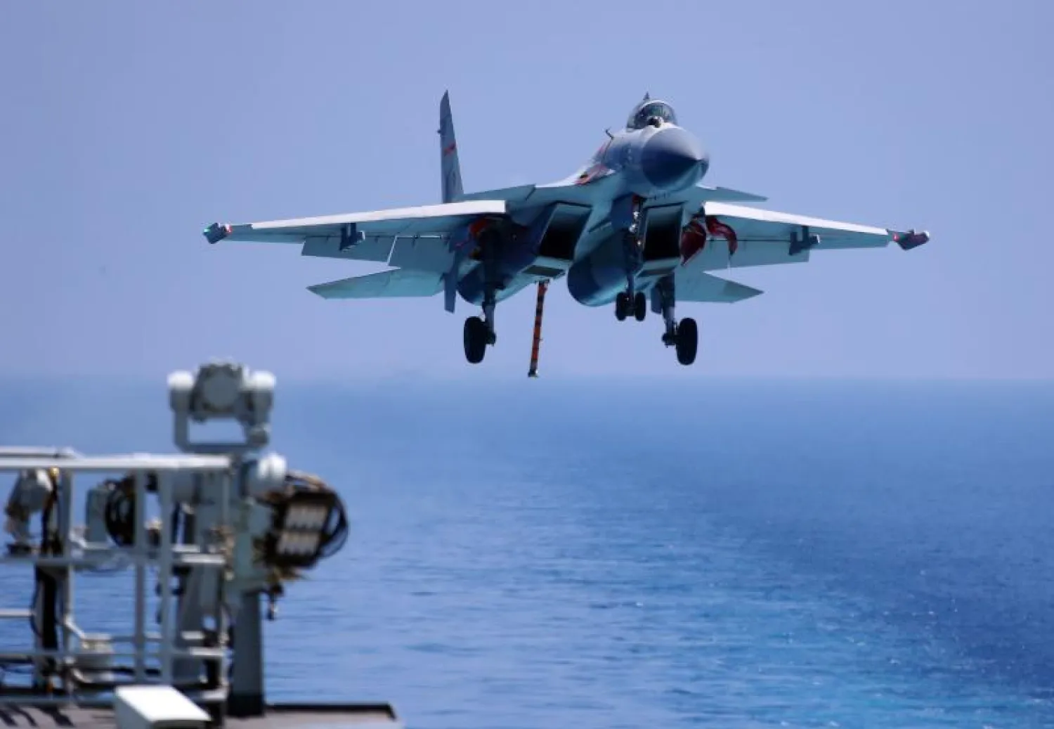 مقاتلة «جيه-15» صينية تتحضر للهبوط على حاملة الطائرات لياونينغ (أ.ف.ب)