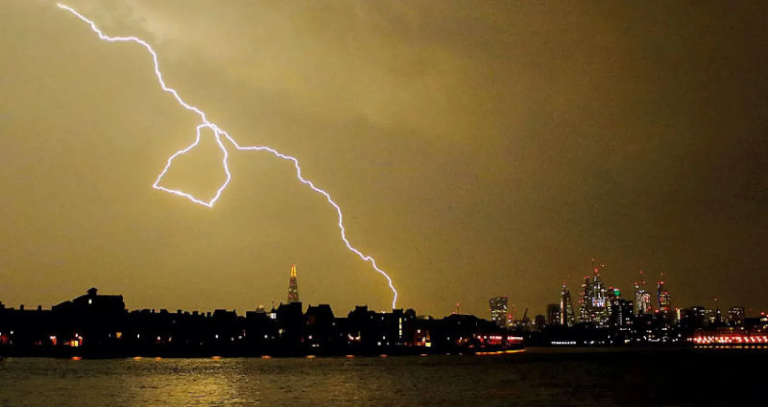 البرق فوق مدينة لندن أمس (رويترز)
