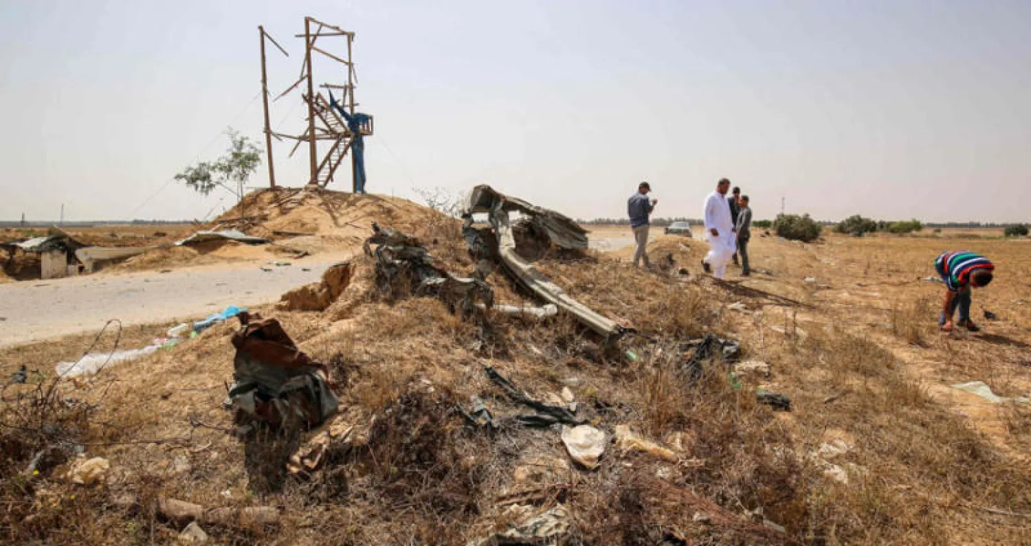 فلسطينيون يتفقدون موقعاً لحركة {الجهاد الإسلامي} شرق رفح قصفته دبابات إسرائيلية أمس (أ.ف.ب)