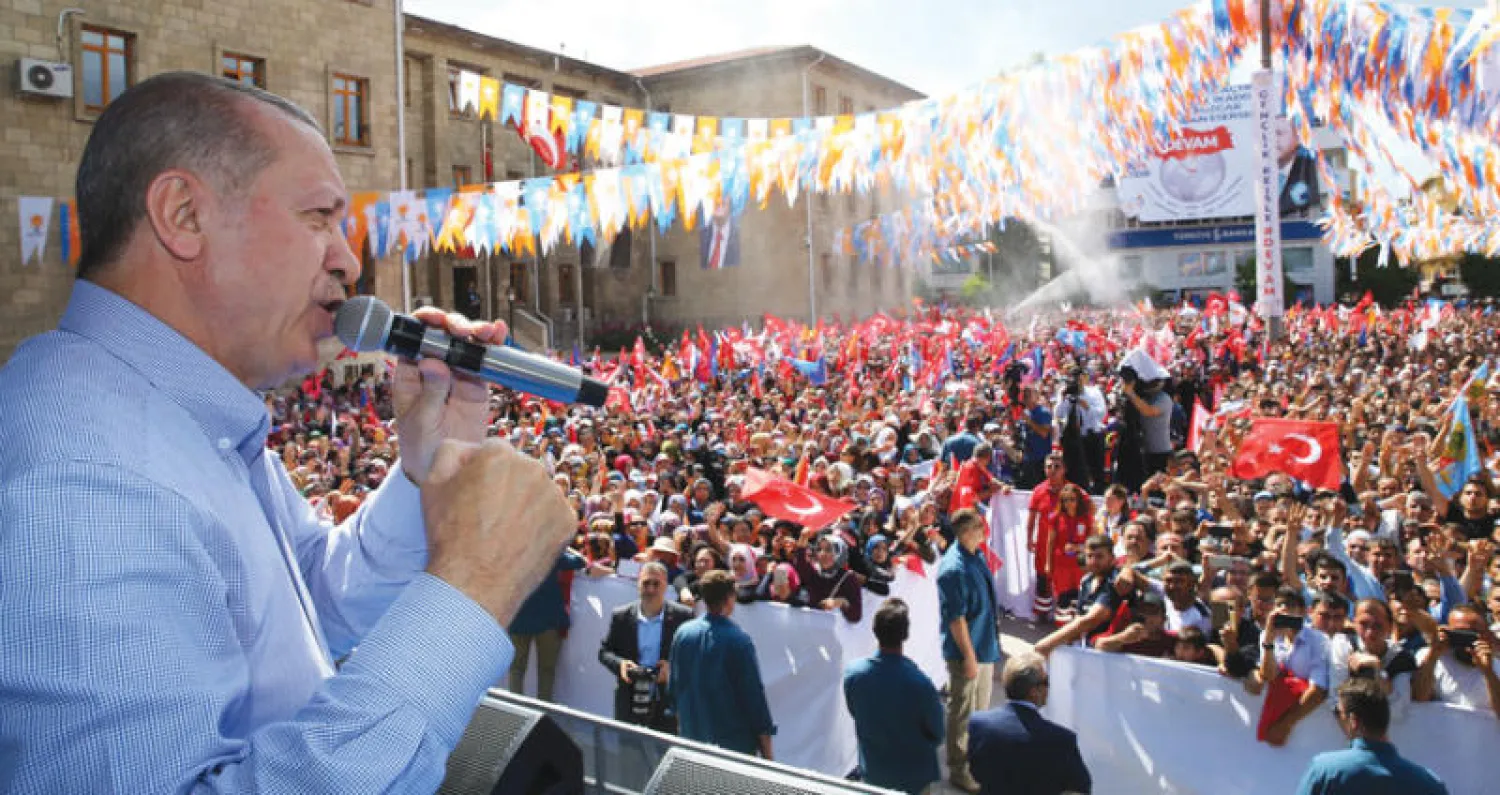 إردوغان يخاطب أنصاره أمس (إ.ب.أ)