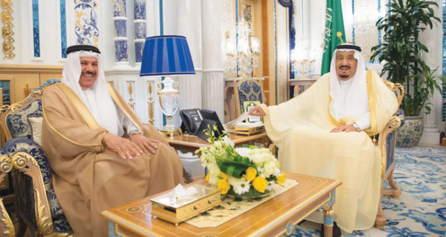 خادم الحرمين الشريفين لدى استقباله الأمين العام لمجلس التعاون الخليجي (واس)