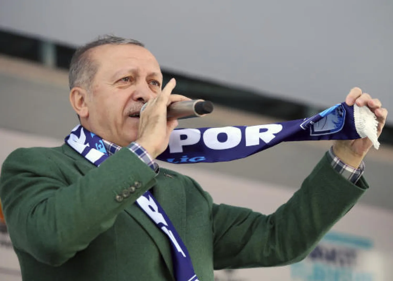 الرئيس التركي رجب طيب إردوغان في تجمع انتخابي في مدينة أرضروم الشرقية (ا.ب)