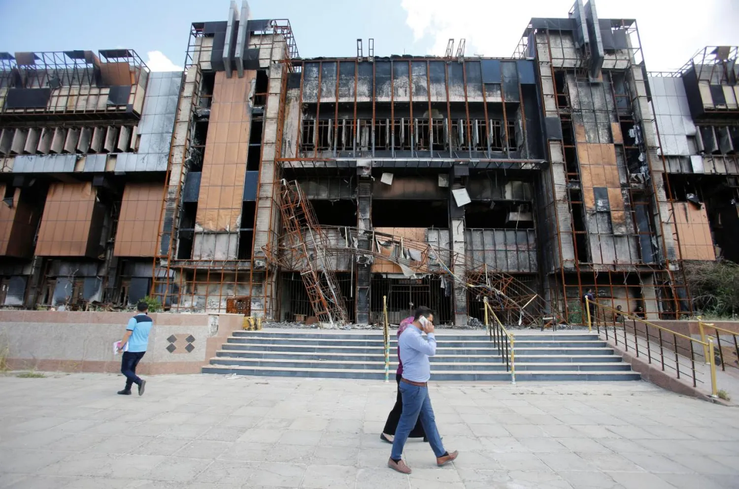 Iraqi students walk near a building of the central Library of the University of Mosul, in Mosul, Iraq May 14, 2018. REUTERS/Khalid Al-Mousily