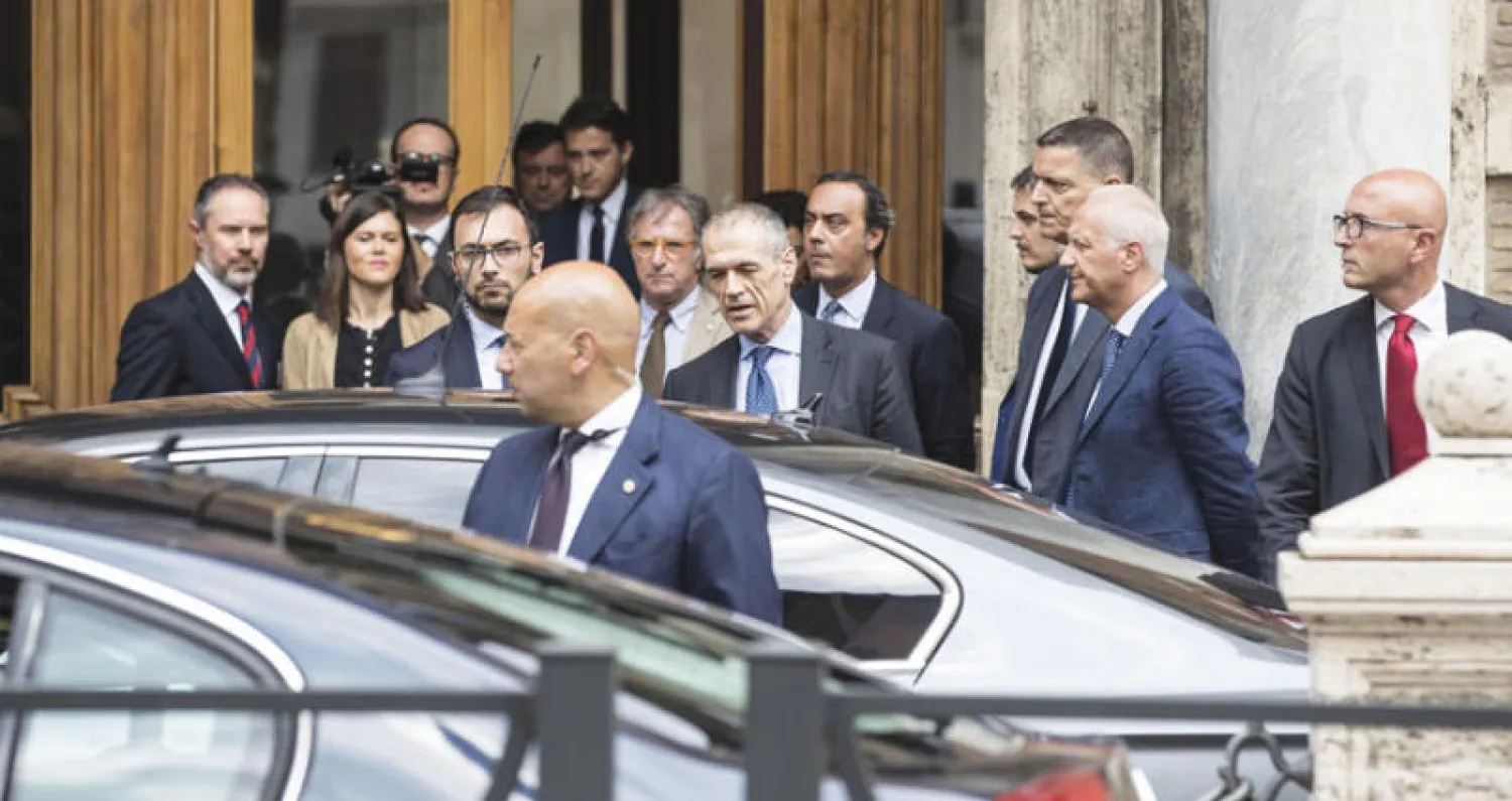 رئيس الوزراء الإيطالي المعيّن كارلو كوتاريلي يغادر مجلس الشيوخ أمس (إ.ب.أ)