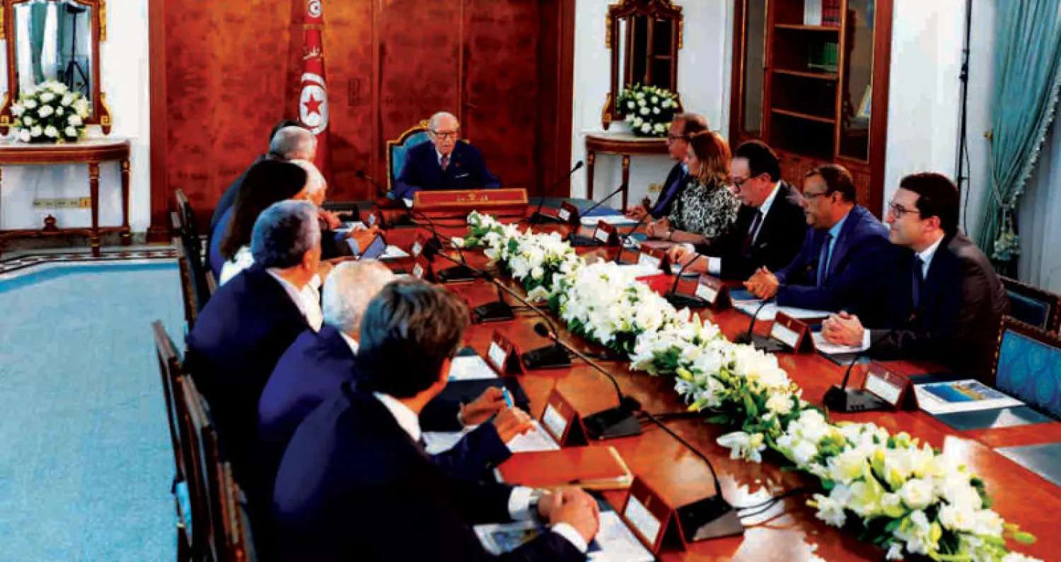 السبسي خلال ترؤسه اجتماع وثيقة «قرطاج 2» أمس (رويترز)