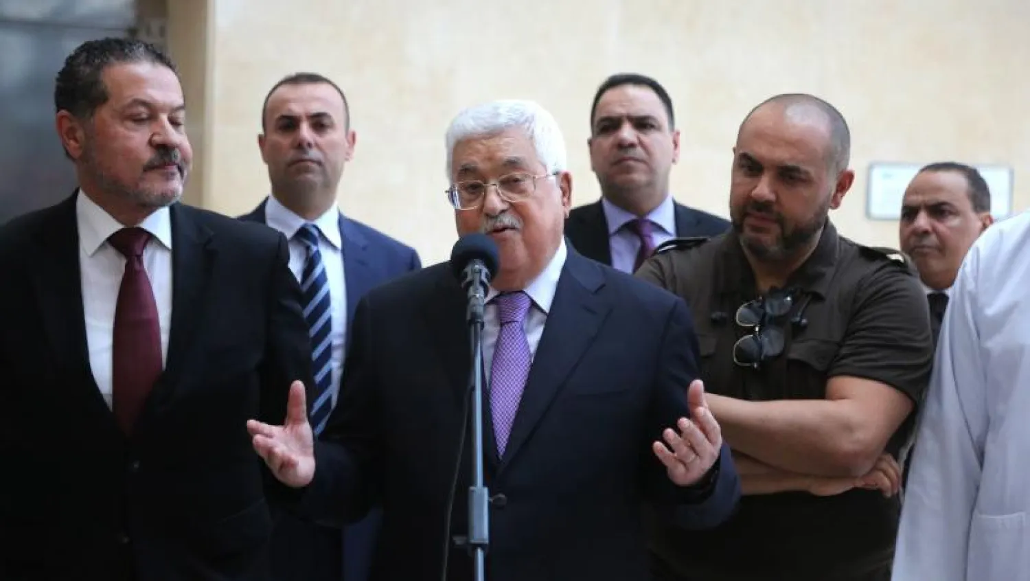 الرئيس الفلسطيني محمود عباس أثناء مغادرة المستشفى اليوم (أ.ف.ب)