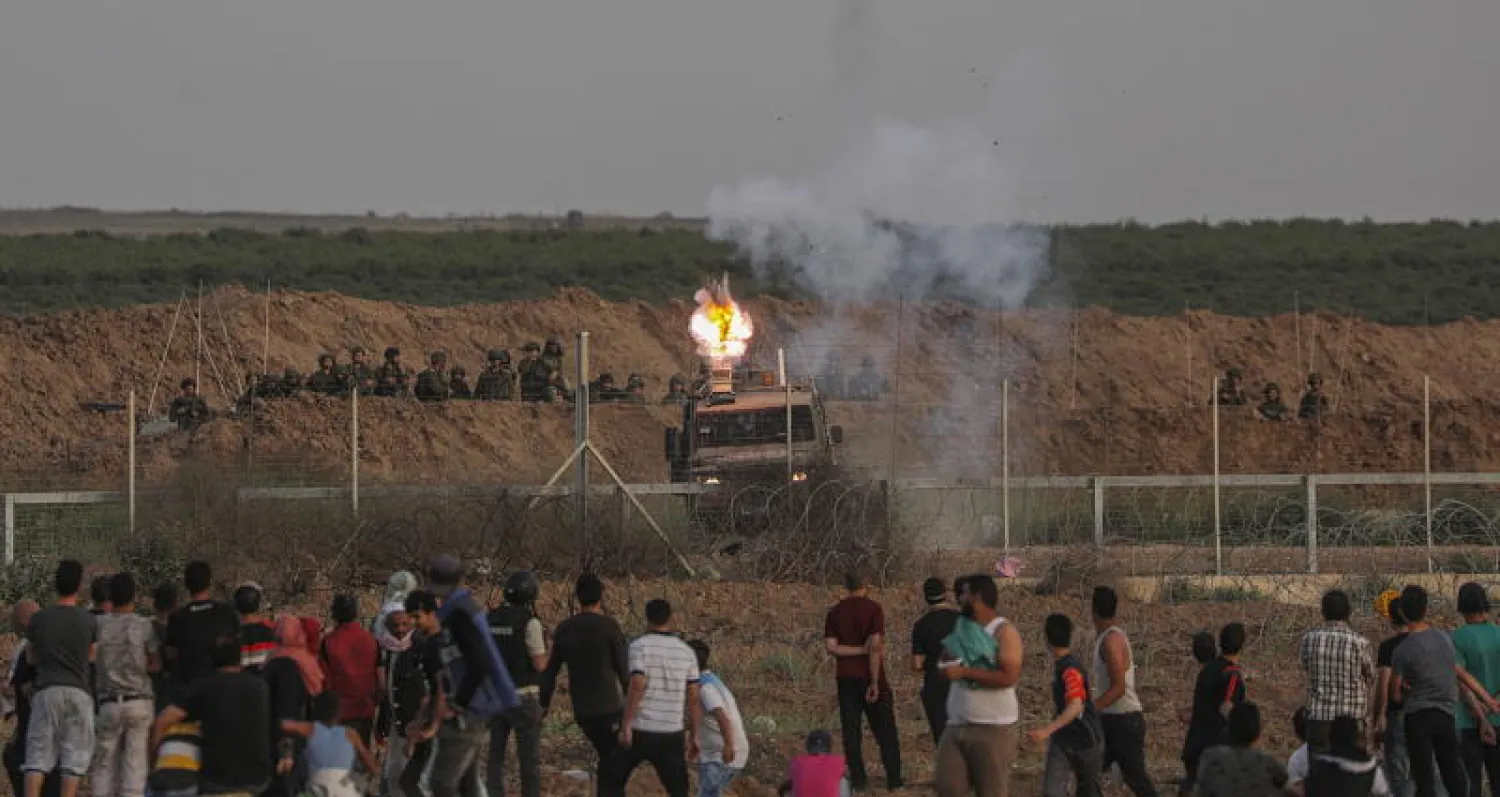 القوات الإسرائيلية تطلق القنابل المسيلة للدموع على متظاهرين فلسطينيين مع احتدام حدة الاحتجاجات على الحدود (إ.ب.أ)