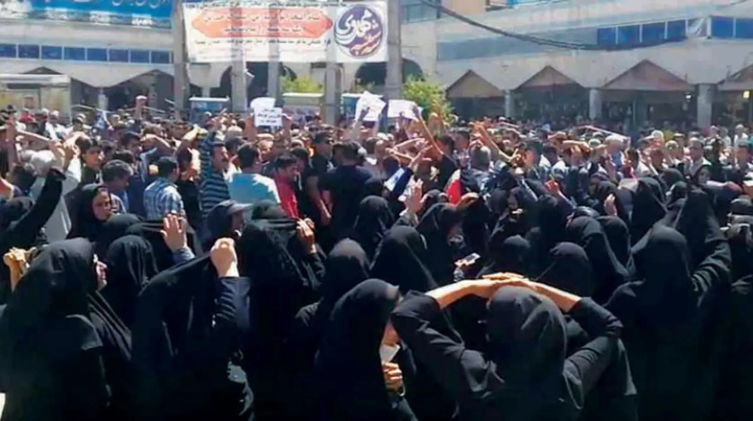 People protesting a government project intends in the city of Karzoon (a screenshot from video feed uploaded by locals)