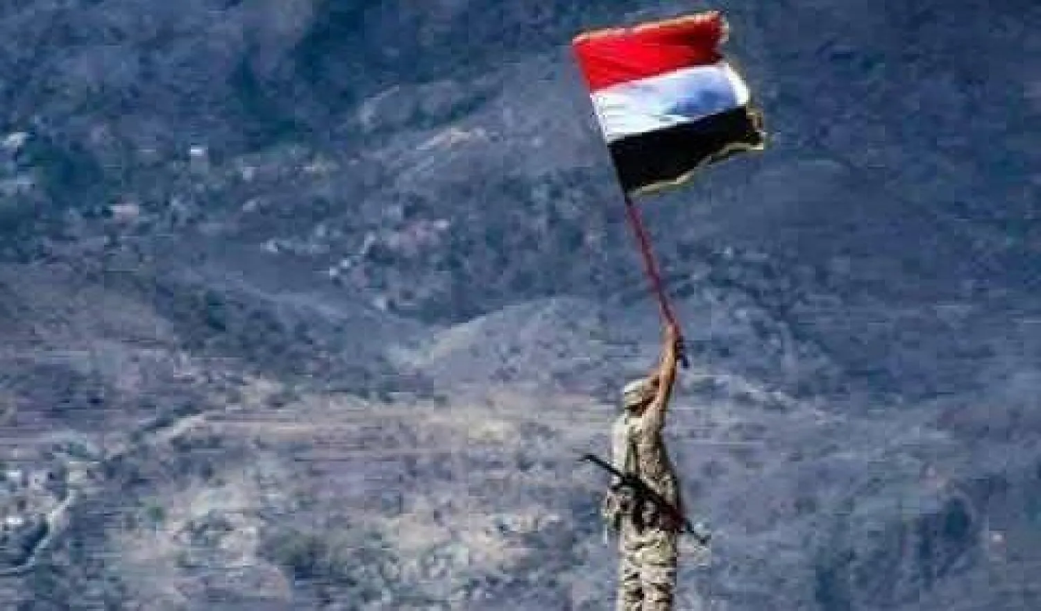 جندي يمني يرفع علم بلاده فوق جبل العويد الاستراتيجي غرب تعز (سبأ)