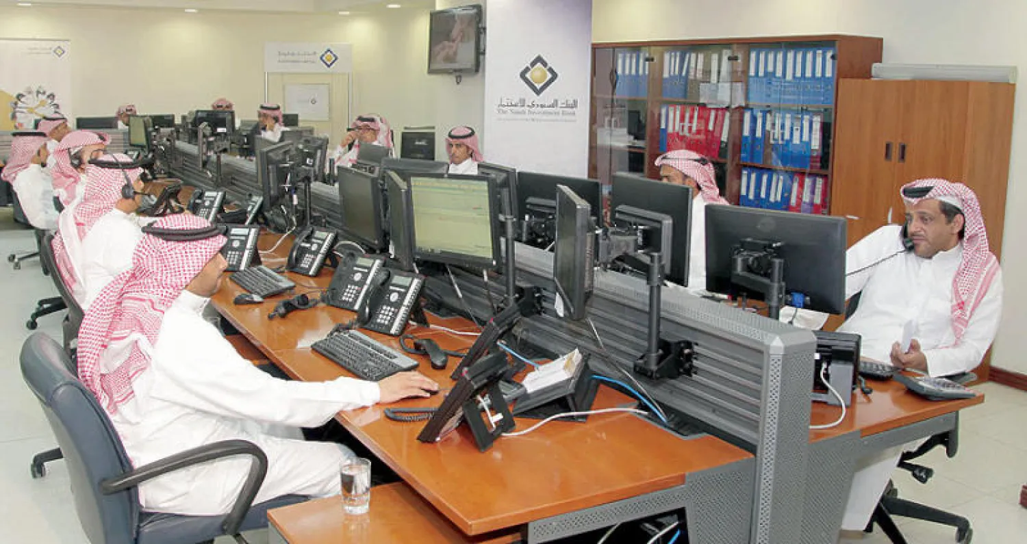 متعاملون يتابعون أسعار الأسهم السعودية (تصوير: خالد الخميس)