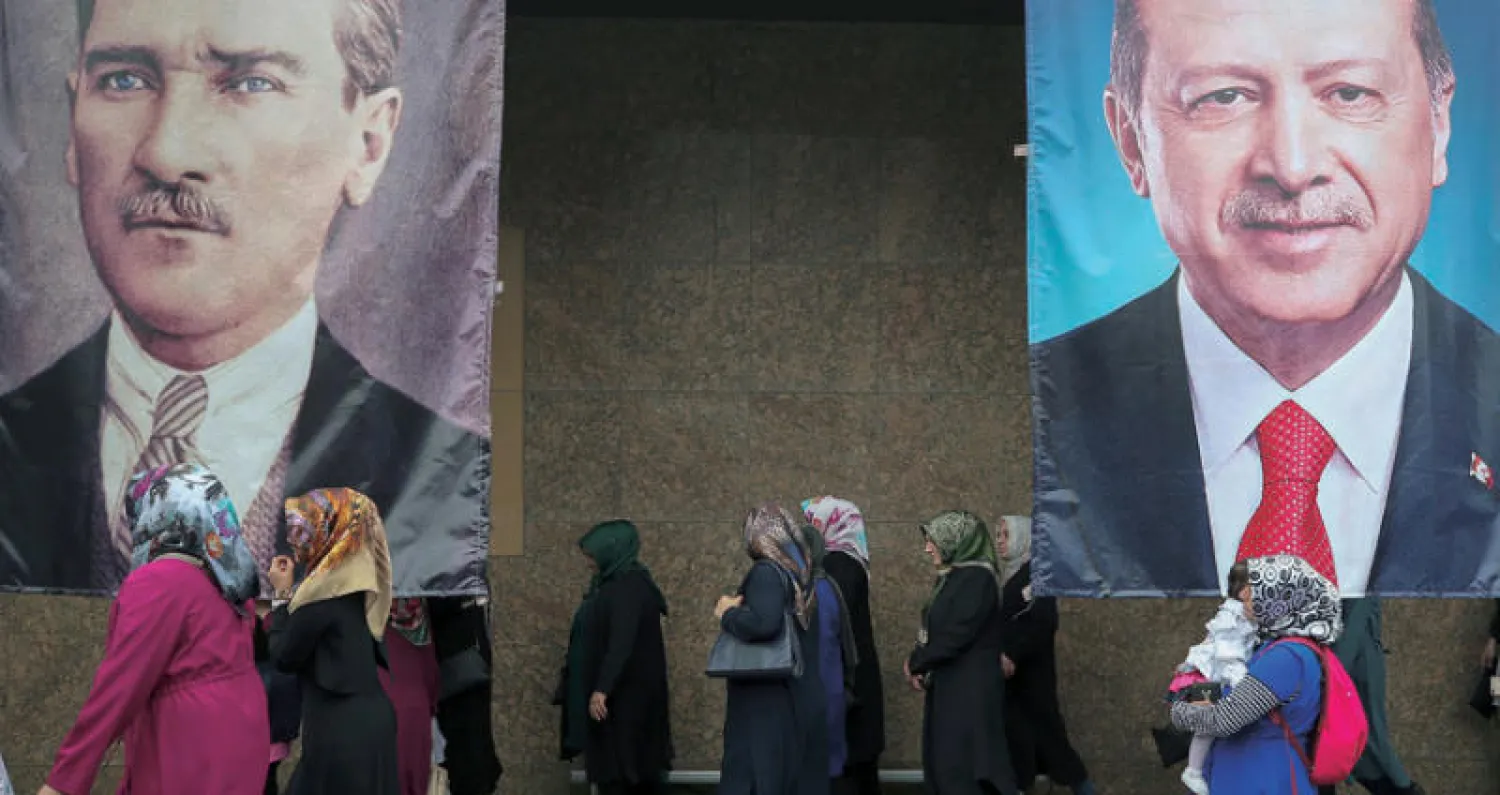 ملصق لإردوغان إلى جانب ملصق لمصطفى كمال أتاتورك في إسطنبول (أ.ب)