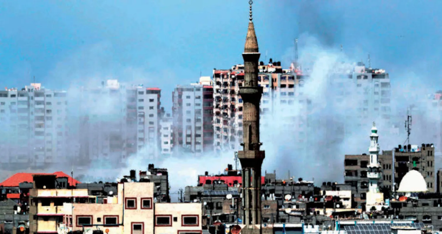 الدخان يتصاعد من موقع في مدينة غزة استهدفته غارات جوية إسرائيلية أمس (أ.ف.ب)