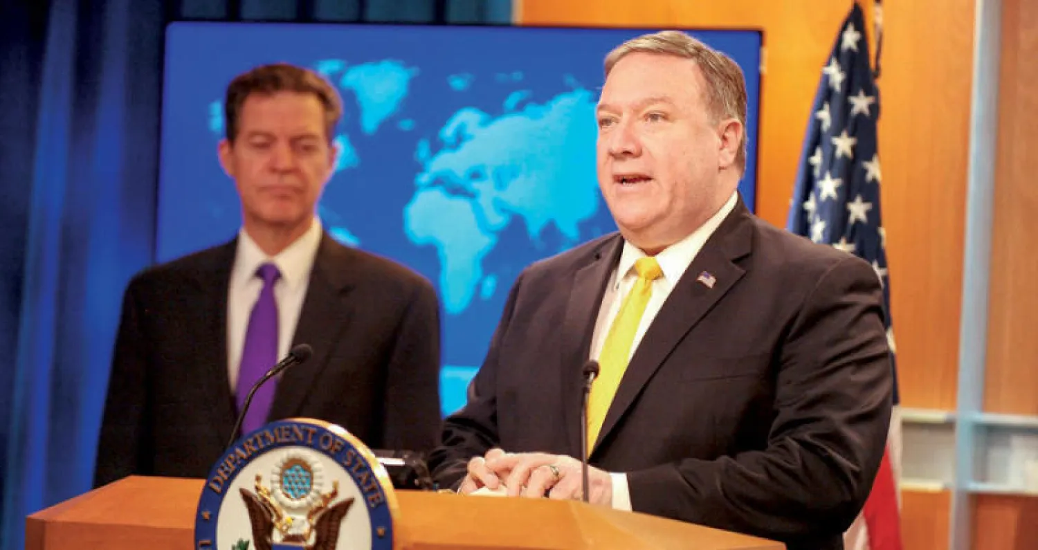 بومبيو يتحدث عن تقرير الحريات الدينية بحضور السفير براونباك في وزارة الخارجية أمس (رويترز)