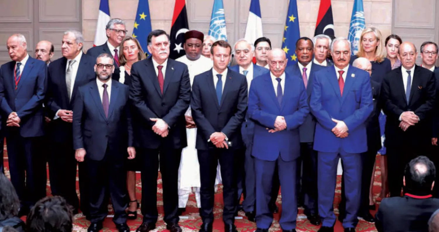 الرئيس الفرنسي مع الأطراف الليبية التي  شاركت في اجتماع قصر الإليزيه أمس في باريس (أ.ف.ب)