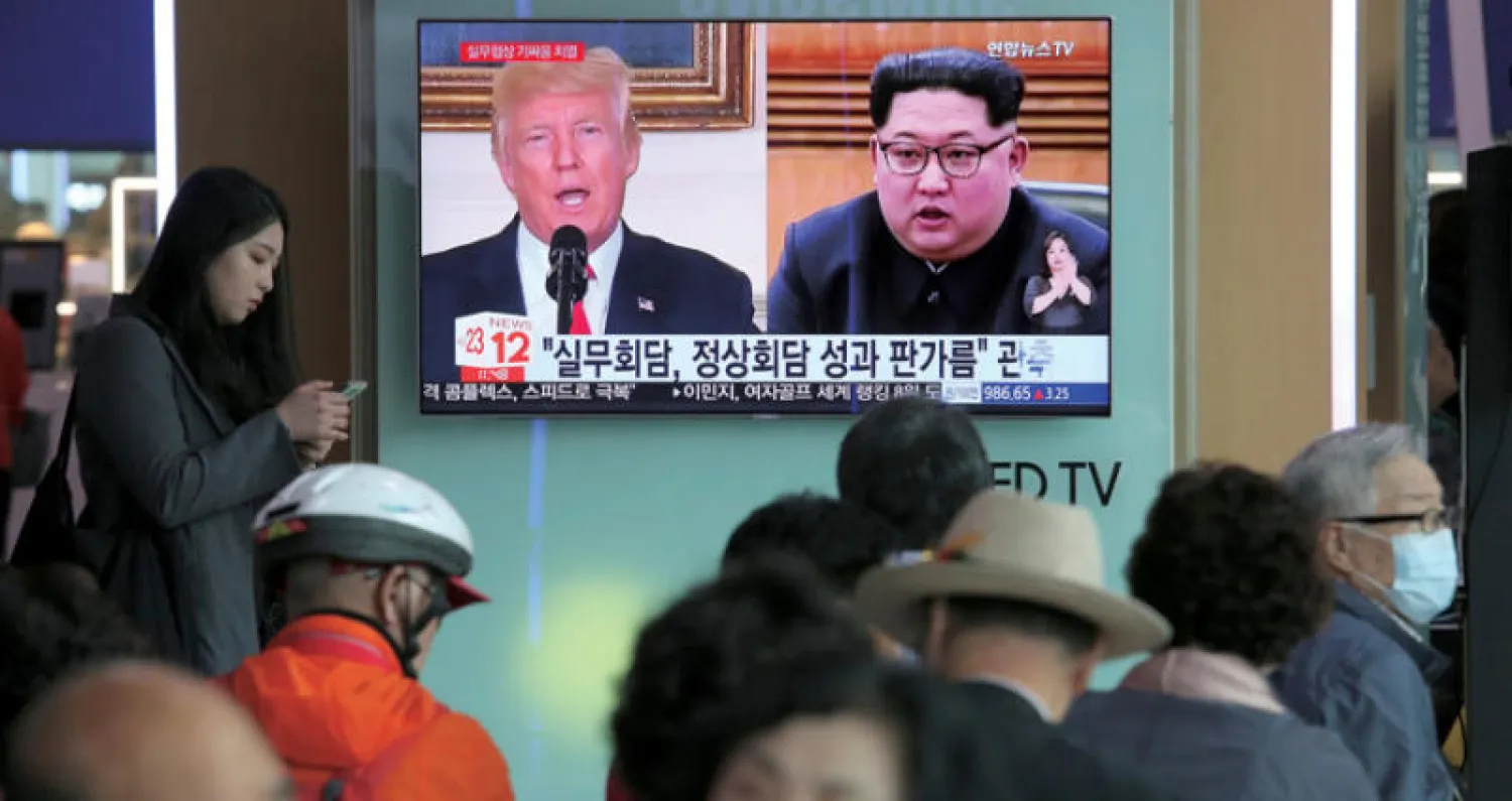 كوريون جنوبيون يتابعون تقريراً عن العلاقات الأميركية - الكورية الشمالية في محطة قطارات بسيول أمس (أ.ب)