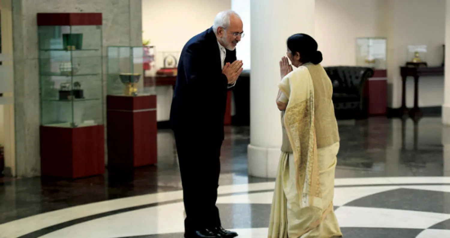 وزير الخارجية الإيراني محمد جواد ظريف يلتقي وزير الخارجية الهندية سوشما سواراج في نيودلهي أول من أمس (أ.ف.ب)