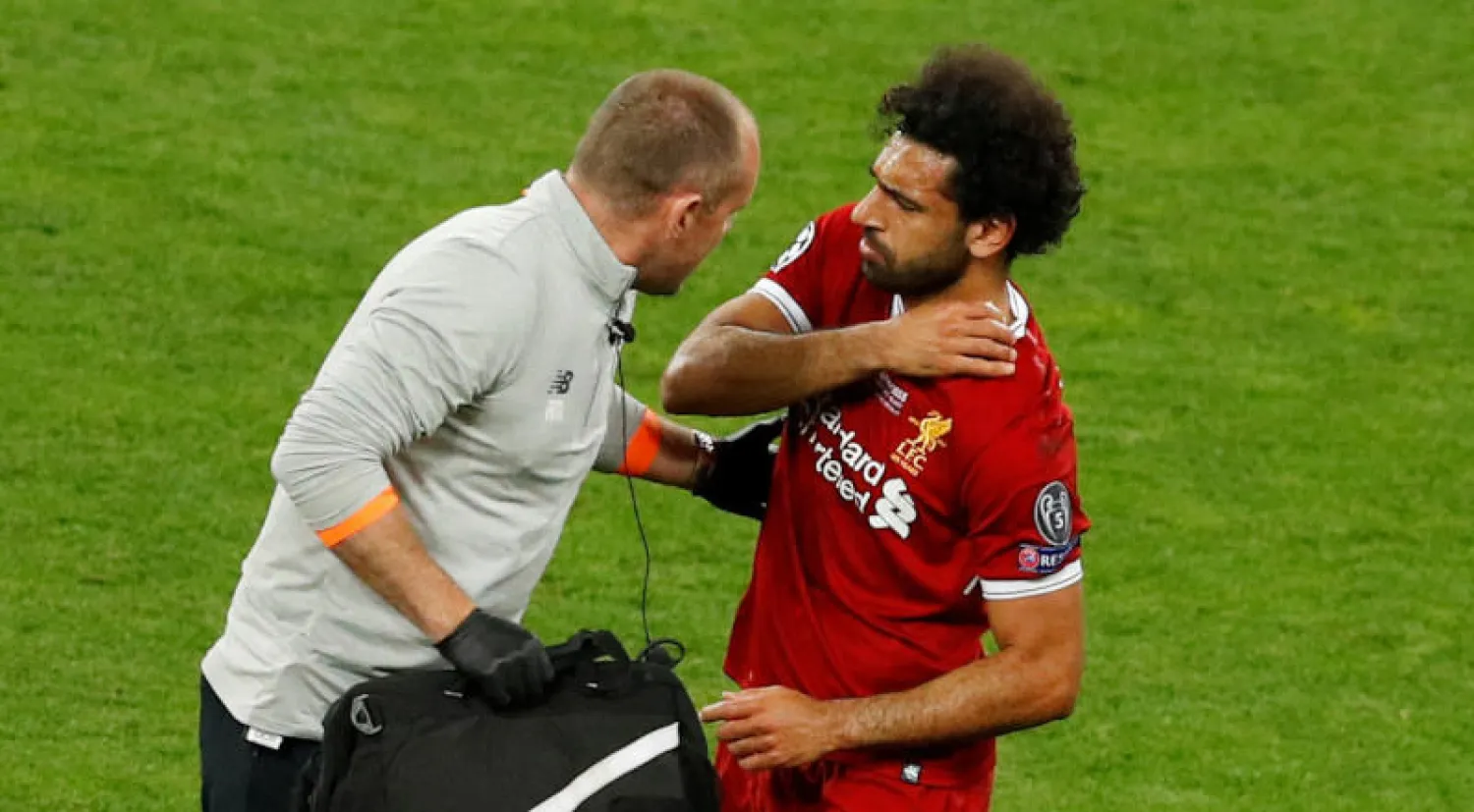 اللاعب المصري محمد صلاح هداف نادي ليفربول الإنجليزي بعد تعرضه للإصابة بالكتف خلال المباراة أمام ريال مدريد الإسباني (رويترز)