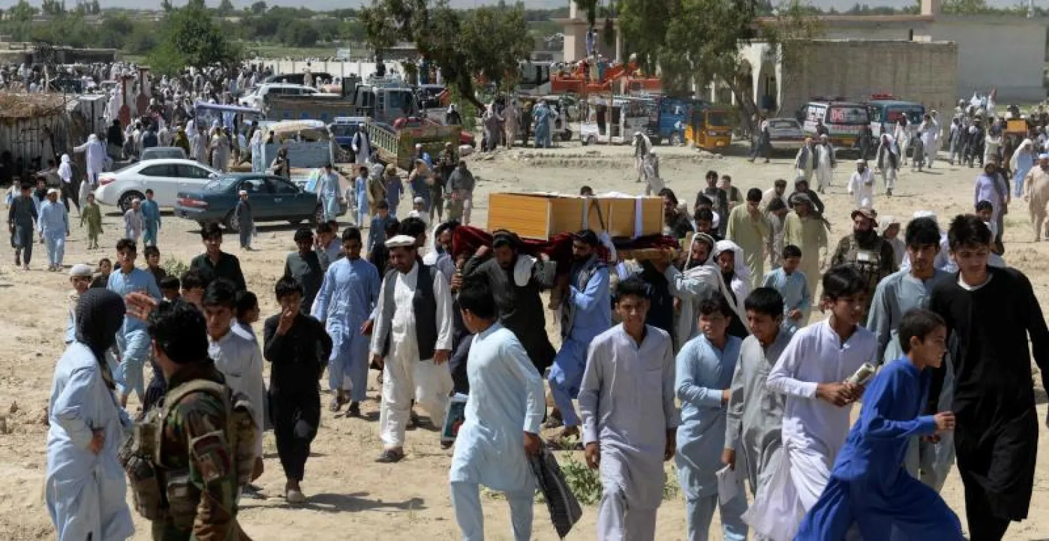أفغان يحملون نعش أحد الأشخاص التسعة الذين قتلوا خلال غارة ليلية بمقاطعة تشابارار (أ.ف.ب)