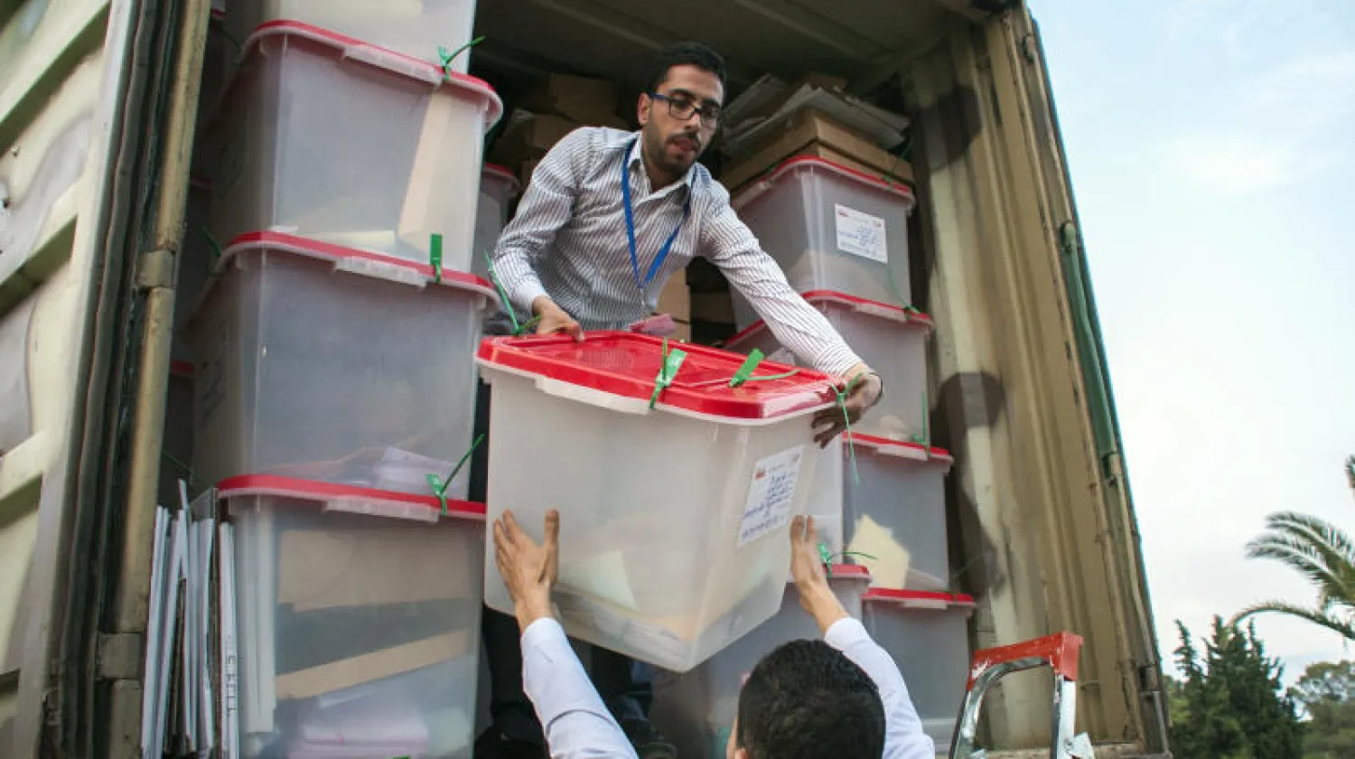مسؤولو الانتخابات يحملون صناديق الاقتراع في تونس - أرشيفية (أ.ب)