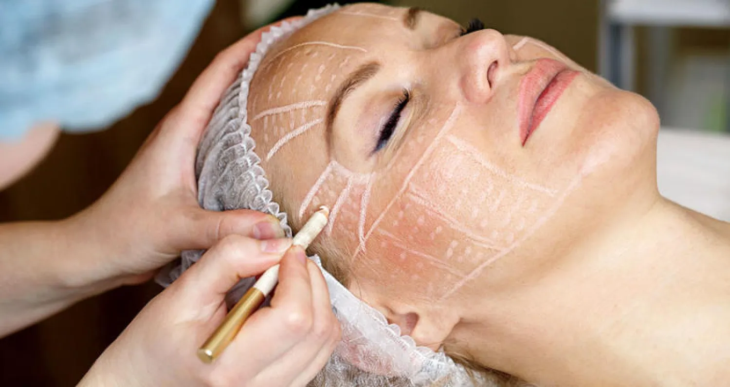 المنافسة محتدمة بين حقن «الفيلرز» وجراحة الـ«Macs» لشد وجه المرأة