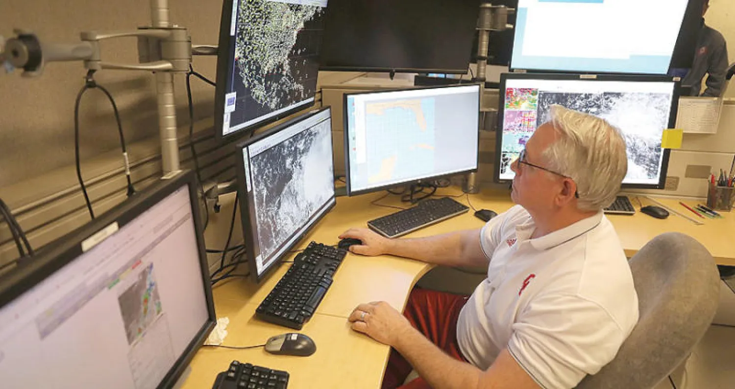 متخصص في الأعاصير في المركز الوطني للأعاصير في ميامي بفلوريدا (أ.ف.ب)