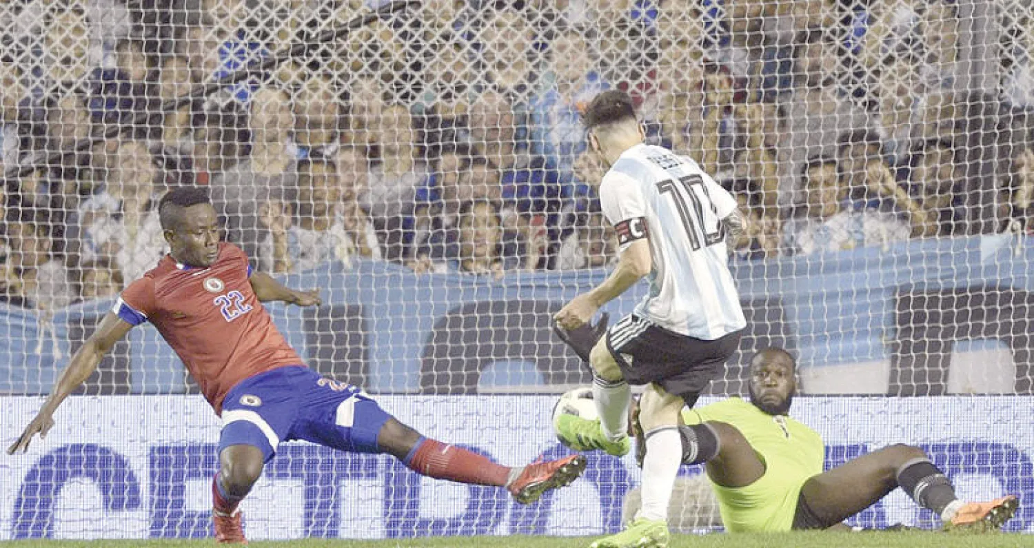 ميسي يهز شباك هايتي (أ.ف.ب)