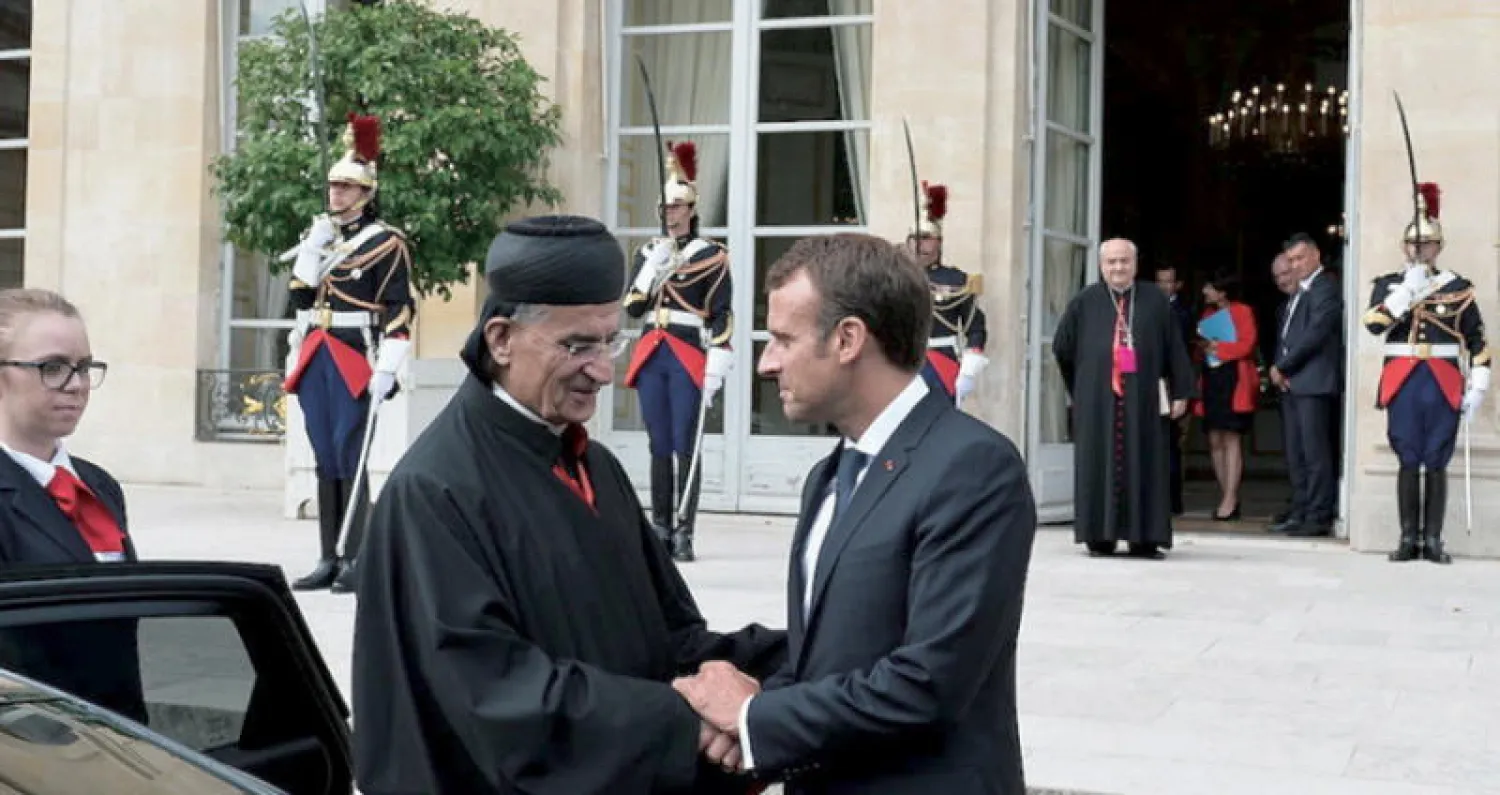 الرئيس الفرنسي إيمانويل ماكرون مستقبلاً بطريرك موارنة لبنان («الشرق الأوسط»)