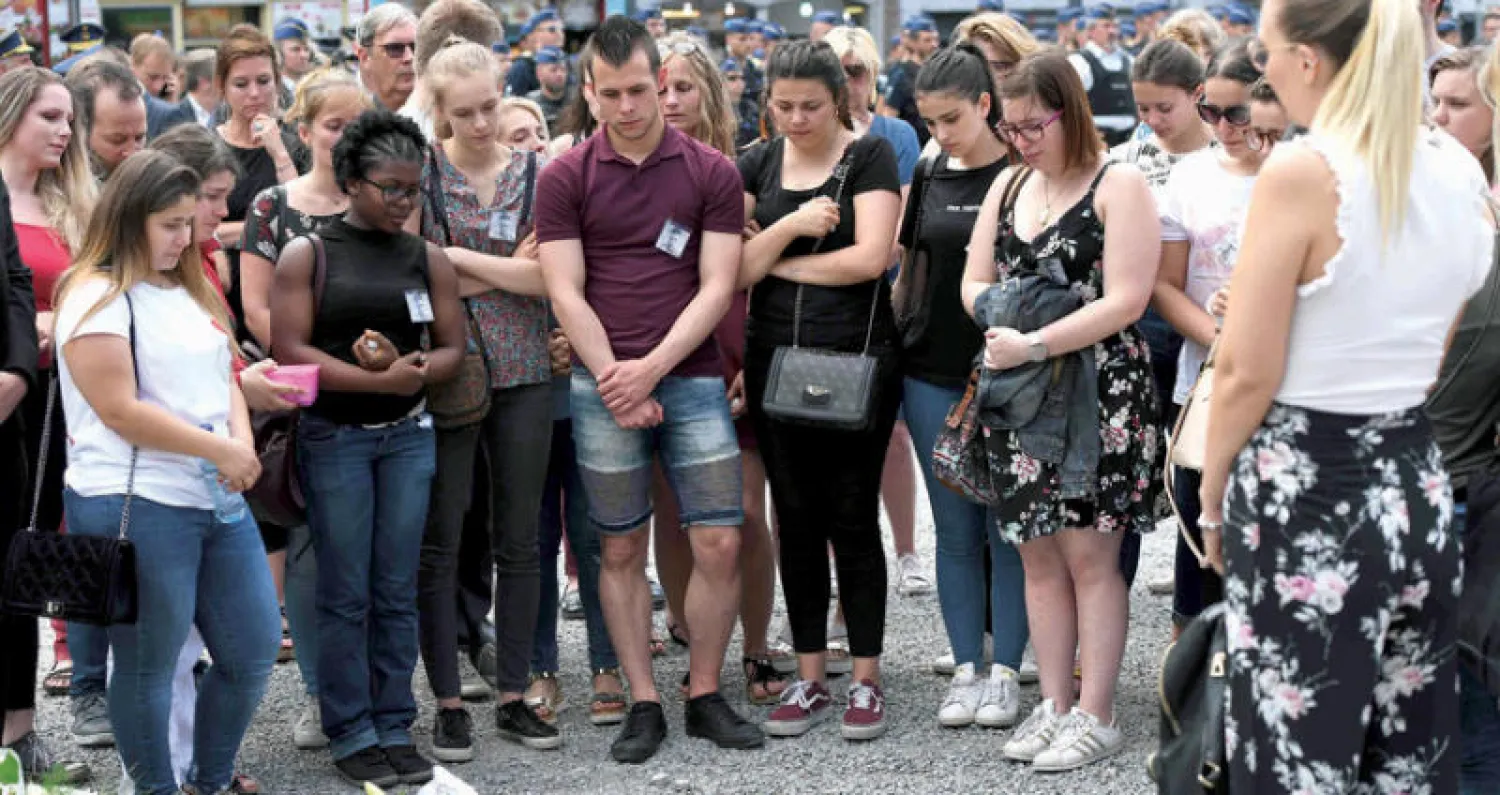 تجمع تضامني لزملاء الطالب سيريل فانغريكين البالغ 22 سنة والذي قُتل إلى جانب الشرطيتين في اعتداء لييج بشرق بلجيكا أول من أمس (أ.ف.ب)