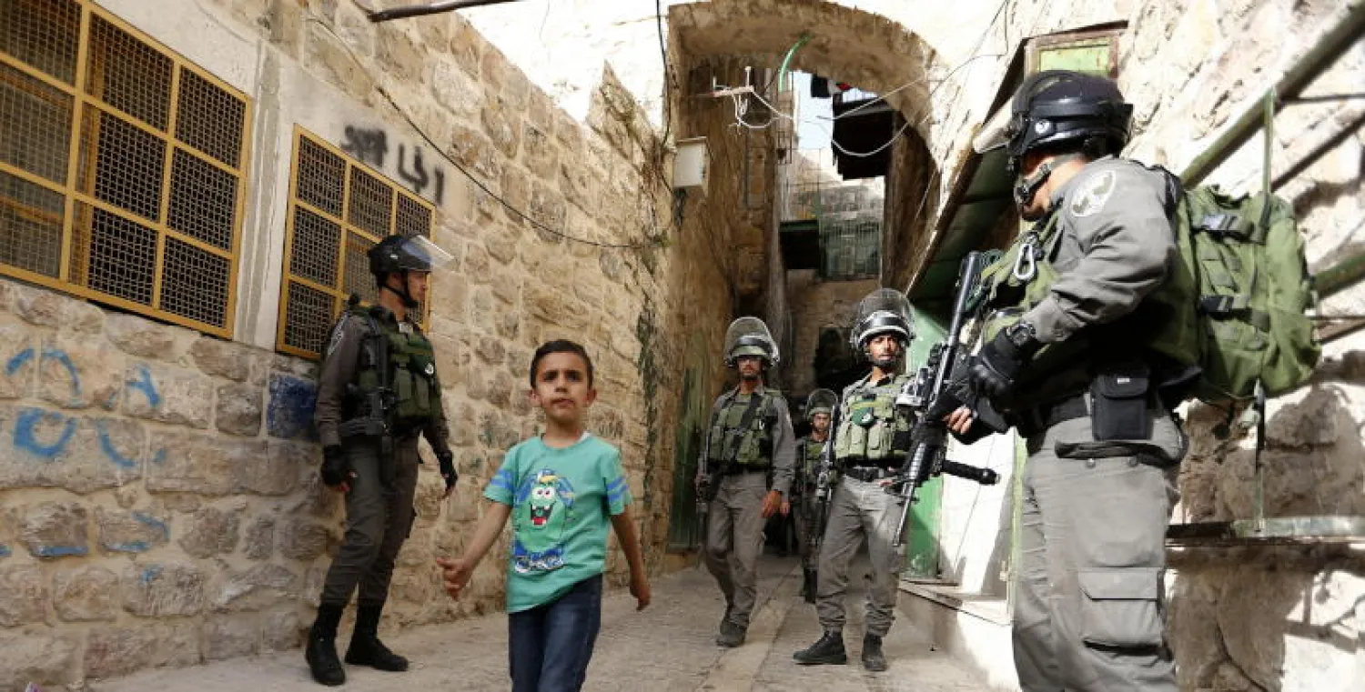 جنود إسرائيليون بمدينة الخليل بالضفة الغربية (إ.ب.أ)