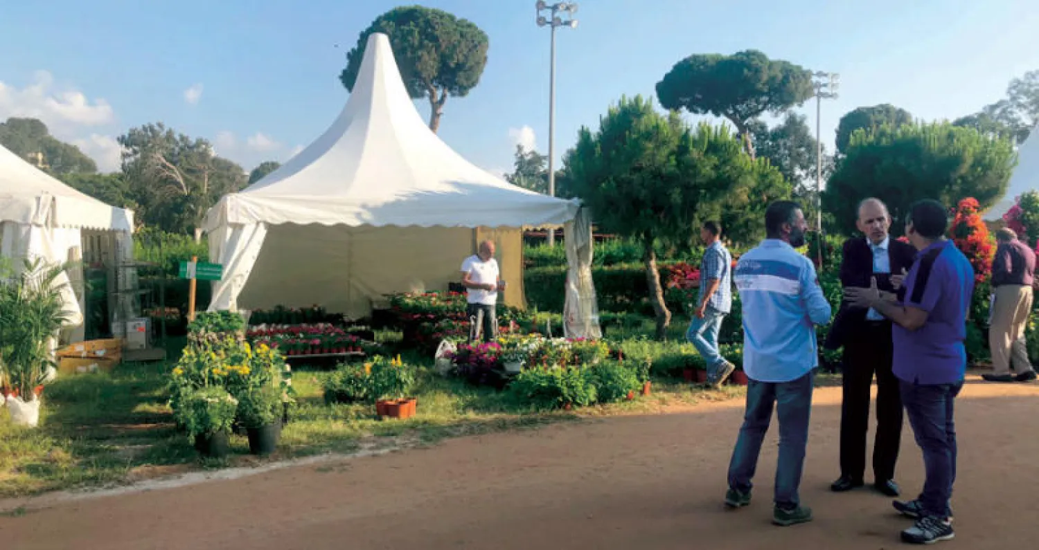 الزهور وتجهيزات الحدائق تتصدر المعروضات