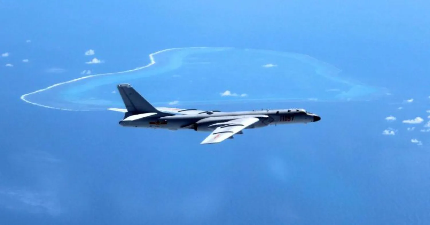 قاذفة صينية تقوم بدوريات على الجزر  في بحر الصين الجنوبي (أ.ف.ب)