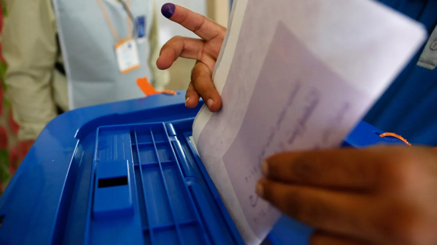 An Iraqi police officer casts his ballot during early voting for the parliamentary election in Baghdad, Iraq, April 28, 2014. (Photo: Reuters)