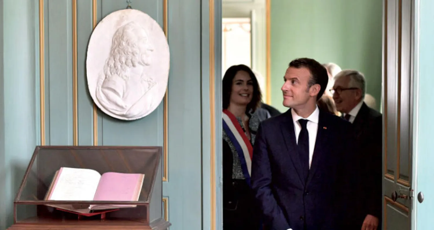 الرئيس الفرنسي خلال زيارة إلى قصر المفكر الشهير فولتير في مدينة فيرني قرب جنيف (أ.ف.ب)