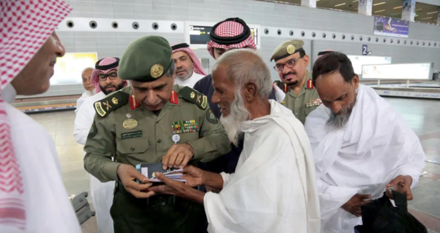 مدير الجوازات في السعودية خلال جولته التفقدية بمطار الملك عبد العزيز الدولي في جدة أمس