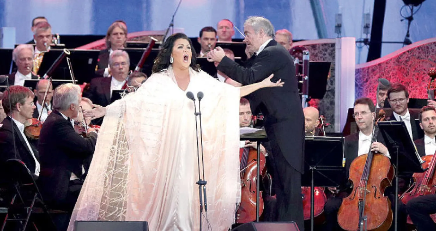 السوبرانو آنا نيريبكو وأوركسترا فيينا فيلهارمونيك بقيادة المايسترو الروسي فاليري  غيرغييف أمام قصر شونبرون في فيينا (رويترز)