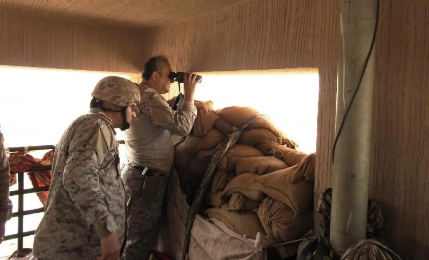 الفريق ركن فهد بن تركي بن عبد العزيز لدى زيارته الوحدات العسكرية في منطقة العمليات باليمن («الشرق الأوسط»)