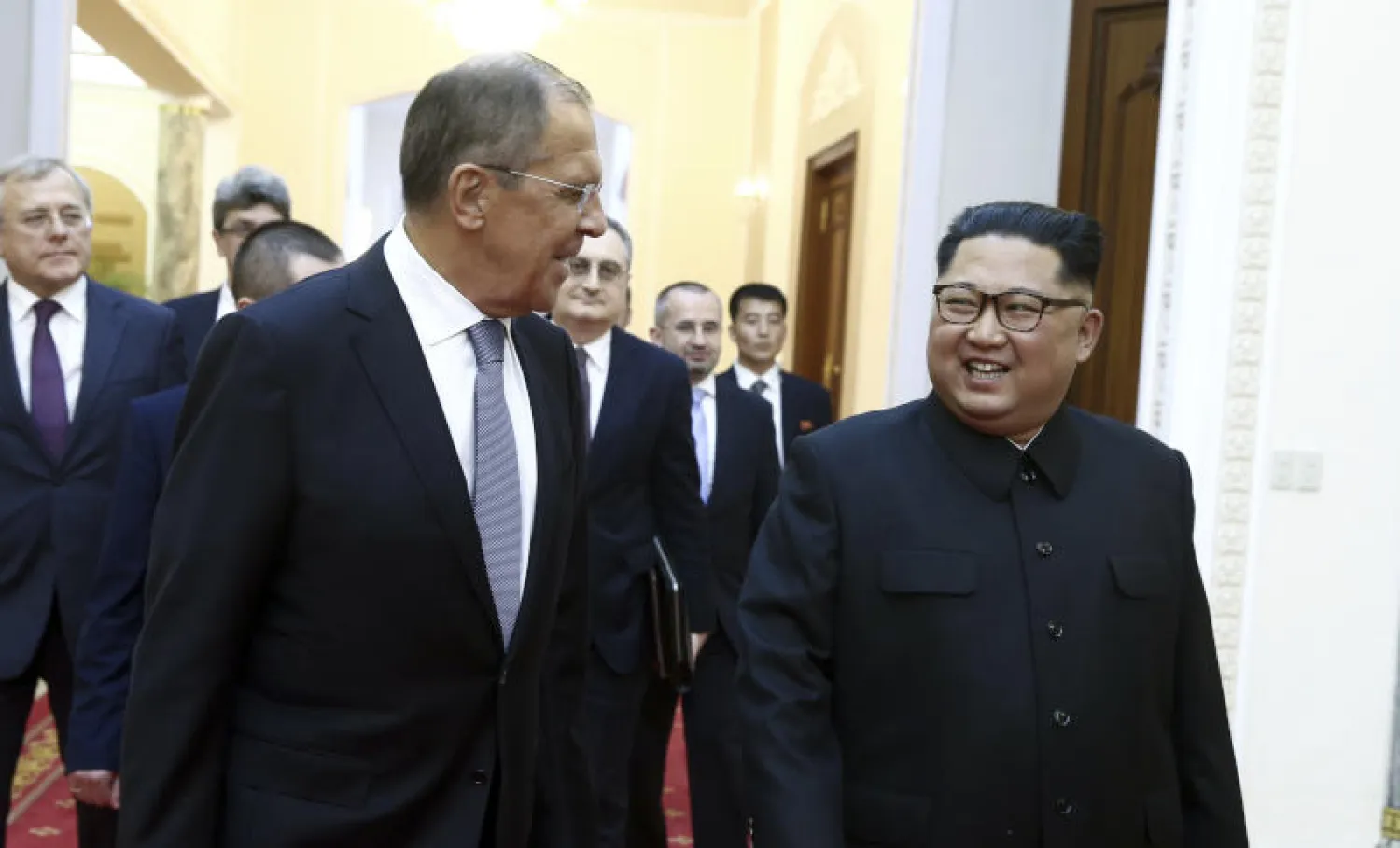 كيم جونغ أون خلال استقباله وزير الخارجية الروسي سيرغي لافروف في بيونغ يانغ (أ.ب)